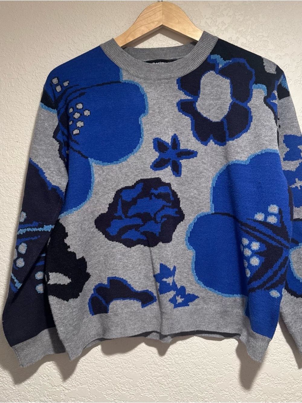 Desigual Gray Crewneck Sweater with Bold Blue Floral Motif - Picture 3 of 9